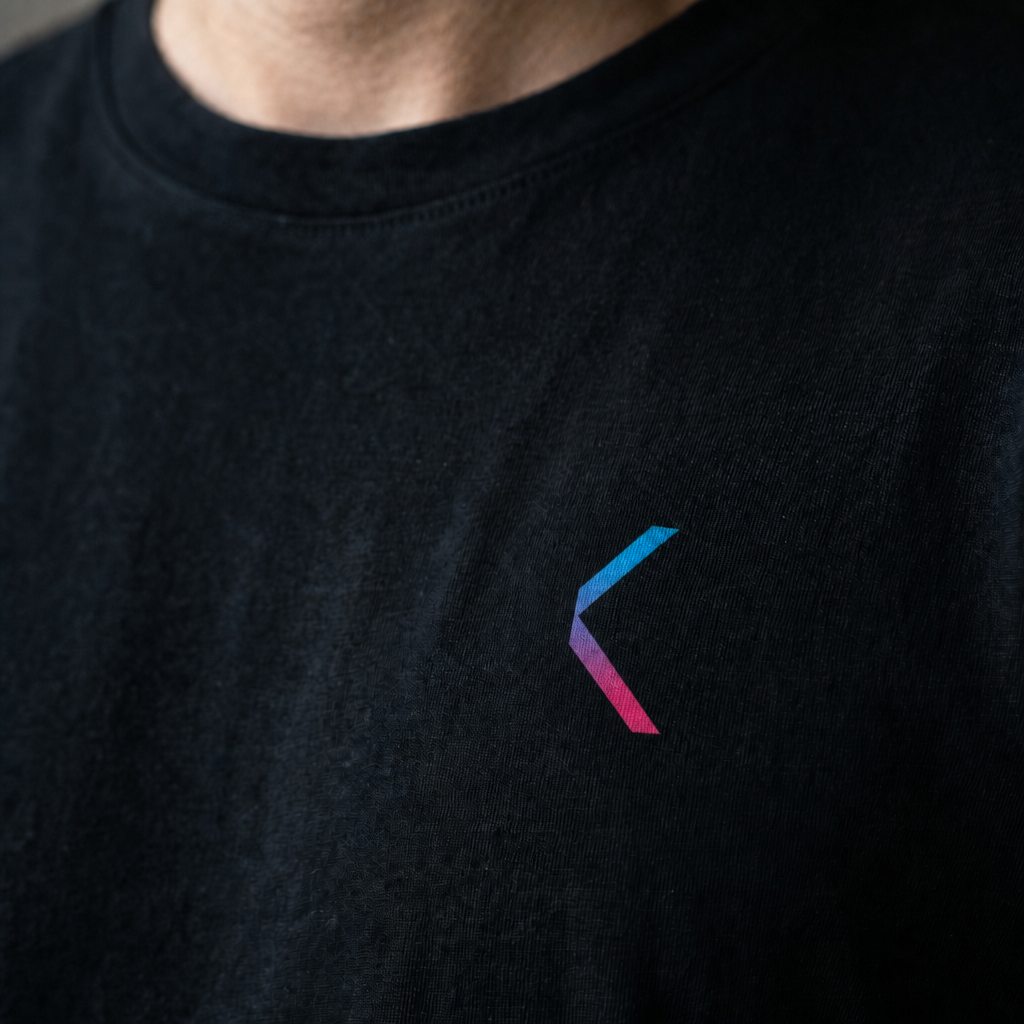 Heart Tag Tee — schwarzes Shirt mit k3ma Tag